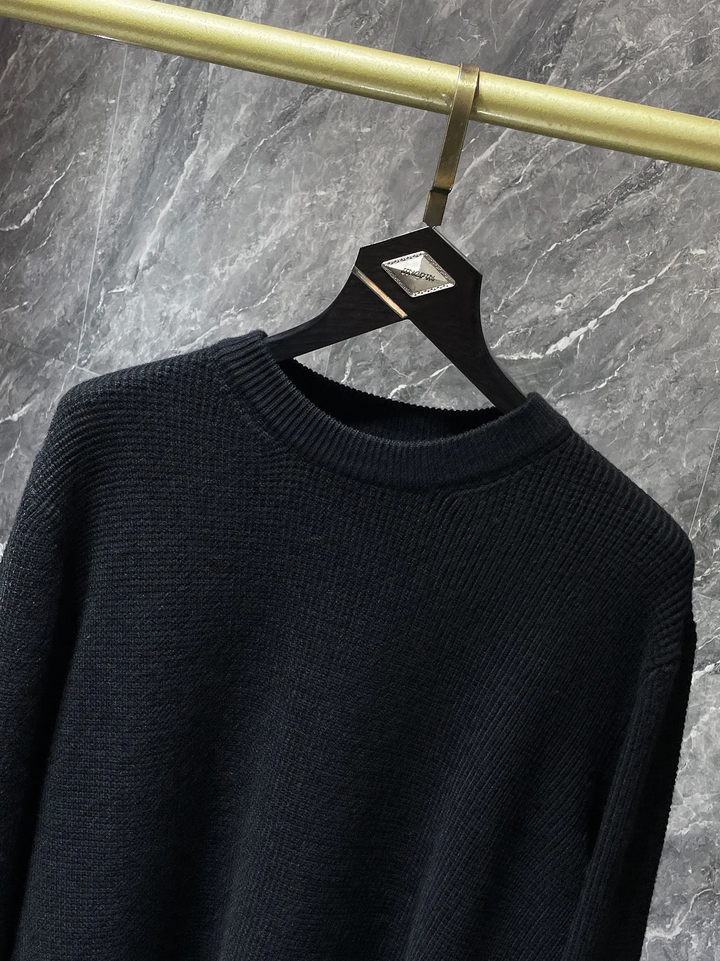 P236 Chrome Hearts 🍁Autumn and winter sweater series🍁 Customized version of hardware logo on the back➕leather cuffs Selected high-quality 100% pure cotton high-weight knitted fabric Special weaving technology Non-common version on the market Recommended colors: black avocado green